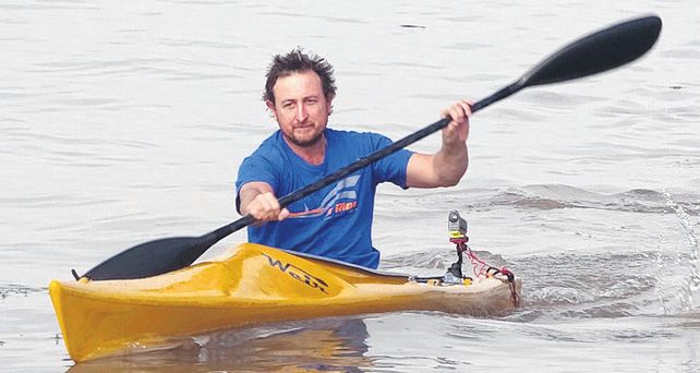 Gerardo Weir usando sus propios kayaks en el río Paraná.