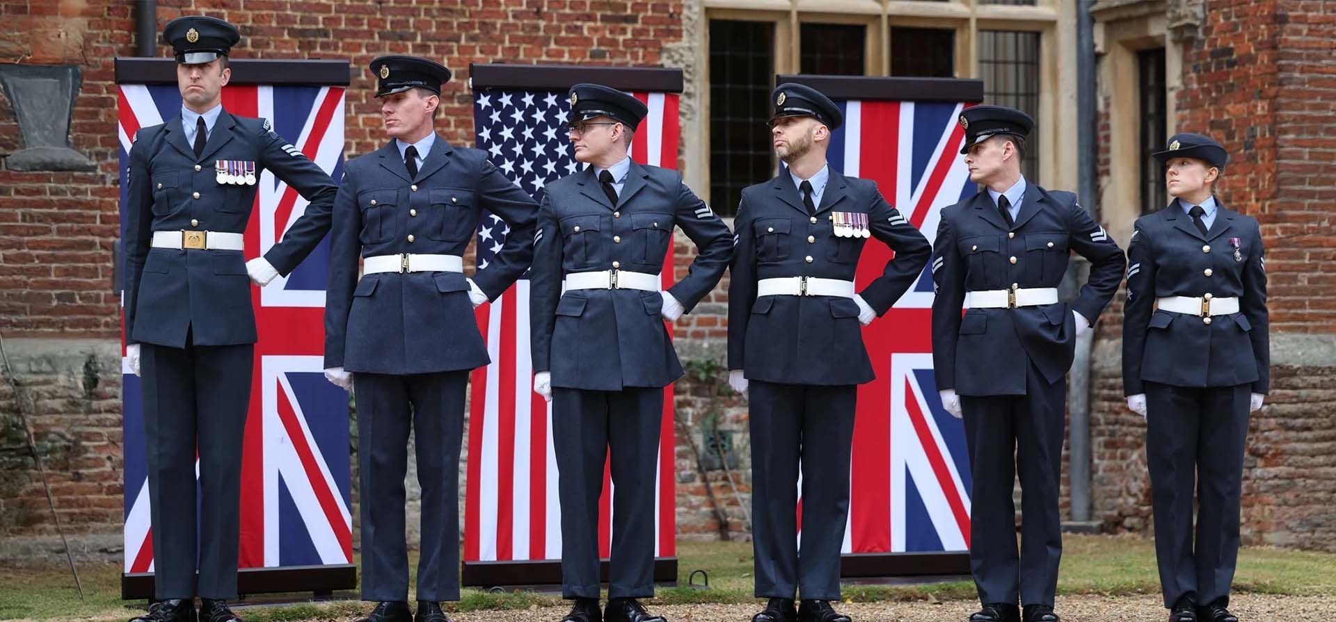 Una guardia de honor de la Royal Air Force hace fila afuera de Chequers, la residencia de campo del primer ministro, para la llegada de Donald Trump, Ellesborough, Inglaterra. Fotografía: Neil Hall/EPA Una guardia de honor de la Royal Air Force hace fila afuera de Chequers, la residencia de campo del primer ministro, para la llegada de Donald Trump, Ellesborough, Inglaterra. Fotografía: Neil Hall/EPA
