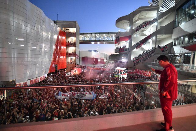 Gallardo salió a saludar a los hinchas de River.