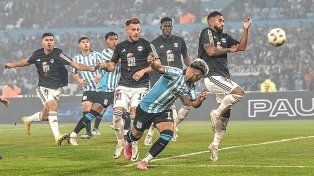 Racing derrotó sobre la hora a Riestra y quedó transitoriamente como único líder