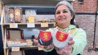 Carolina junto al alfajor que homenajea al carlito