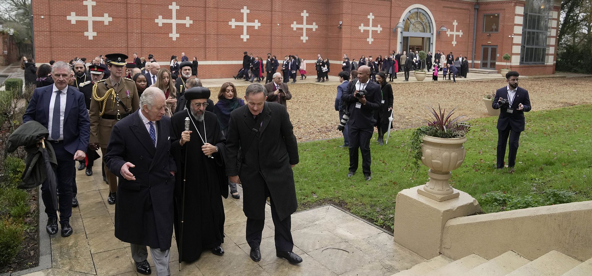 El rey Carlos III de Gran Bretaña y el arzobispo Angaelos se van después de asistir a un servicio de Adviento y una recepción navideña en el Centro de la Iglesia Ortodoxa Copta del Reino Unido en Stevenage, Inglaterra, el martes 5 de diciembre de 2023. (Foto AP/Kin Cheung, Piscina) El rey Carlos III de Gran Bretaña y el arzobispo Angaelos se van después de asistir a un servicio de Adviento y una recepción navideña en el Centro de la Iglesia Ortodoxa Copta del Reino Unido en Stevenage, Inglaterra, el martes 5 de diciembre de 2023. (Foto AP/Kin Cheung, Piscina)