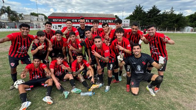 El festejo de los jugadores de Unión de Álvarez