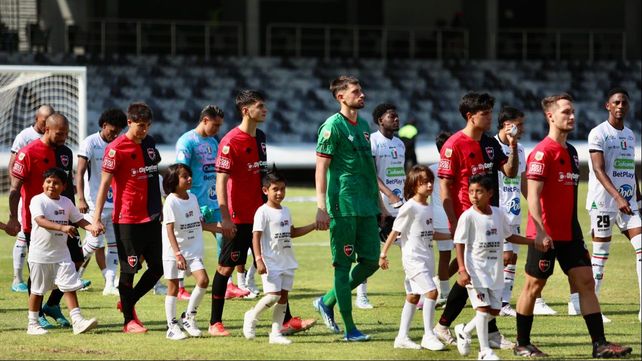 Newells entra a la cancha para enfrentar a Once Caldas