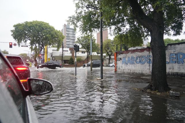 Diluvio en Rosario: llegó la tormenta con fuertes ráfagas y calles anegadas