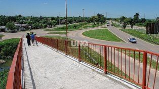 El puente peatonal sobre Circunvalación, que une los barrios Varadero Sarsotti y Centenario, fue inaugurado en 2013. Actualmente es muy poco utilizado por los vecinos en una zona de riesgo vial alto.&nbsp;