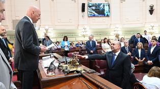El gobernador Omar Perotti juró como diputado frente a Antonio Bonfatti, quien presidió la sesión.