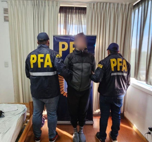El muchacho acusado como terrorista quedó bajo arresto en un allanamiento.