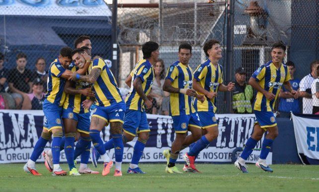 Todo Central celebra tras el gol del Gato Ávila