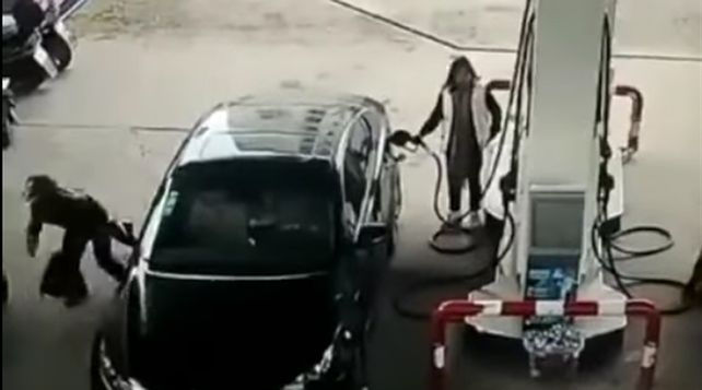 Motochorro inexperto: robó un bolso y se estrelló con la moto