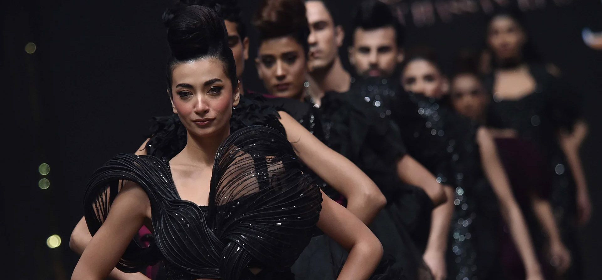 Modelos presentan las creaciones de Gogi de Hassan Riaz durante el desfile Texpo centrado en la innovación y la sostenibilidad, Karachi, Pakistán. Fotografía: Shahzaib Akber/EPA Modelos presentan las creaciones de Gogi de Hassan Riaz durante el desfile Texpo centrado en la innovación y la sostenibilidad, Karachi, Pakistán. Fotografía: Shahzaib Akber/EPA