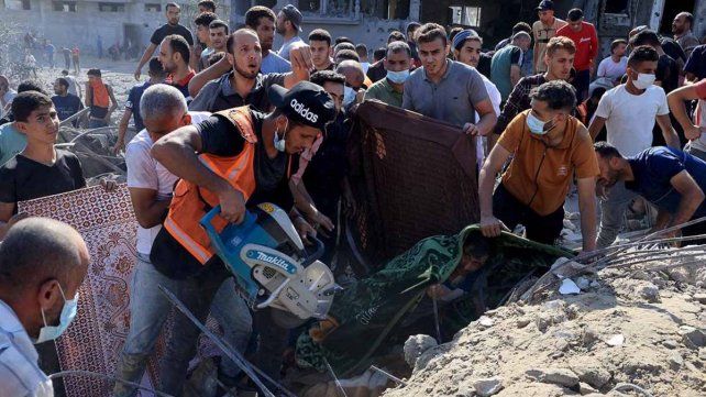 El presidente de Estados Unidos Joe Biden viaja a Israel por los ataques de Hamas mientras Gaza espera ayuda humanitaria