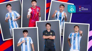 El DT de Argentina Diego Placente y algunos jugadores, entre ellos Valentino Acuña. Arranca el Mundial sub-20.