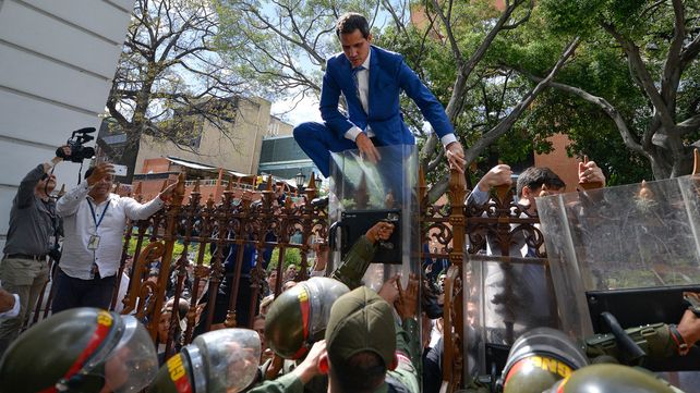 Guaidó intenta ingresar en la Asamblea Nacional.