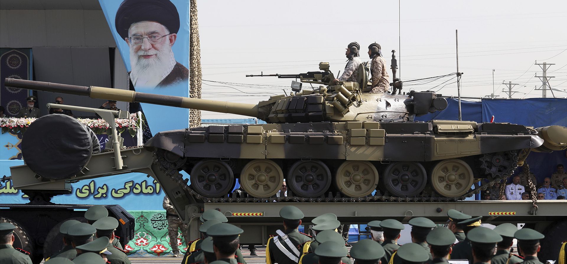 Un tanque de la Guardia Revolucionaria paramilitar de Irán pasa junto a un retrato del líder supremo, el ayatolá Ali Khamenei, durante un desfile militar que conmemora el aniversario del inicio de la guerra entre Irak e Irán de 1980-1988, frente al santuario del difunto fundador revolucionario, el ayatolá Jomeini , en las afueras de Teherán, Irán, el jueves 22 de septiembre de 2022.