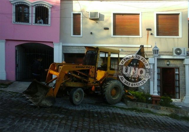 Paraná: Una retroexcavadora terminó incrustada en una casa al resbalar en una bajada
