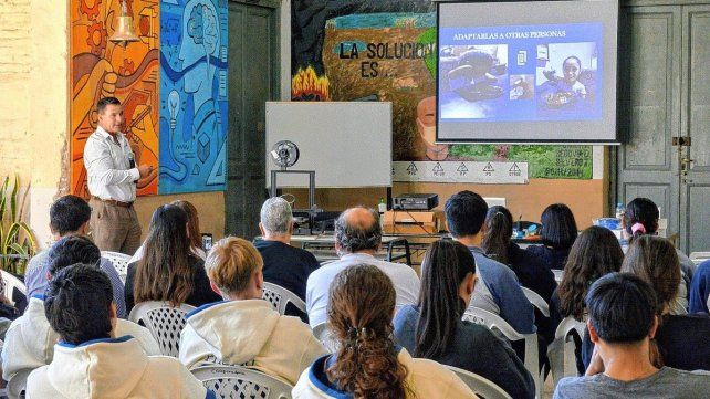 El proyecto Traspasando fronteras promueve que las escuelas técnicas fabriquen dispositivos en impresoras 3D para ayudar a quien lo necesita