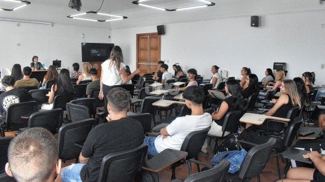 Informe a nivel nacional: ocho de cada diez jóvenes quieren estudiar una carrera, pero solo la mitad lo hace Informe a nivel nacional: ocho de cada diez jóvenes quieren estudiar una carrera, pero solo la mitad lo hace