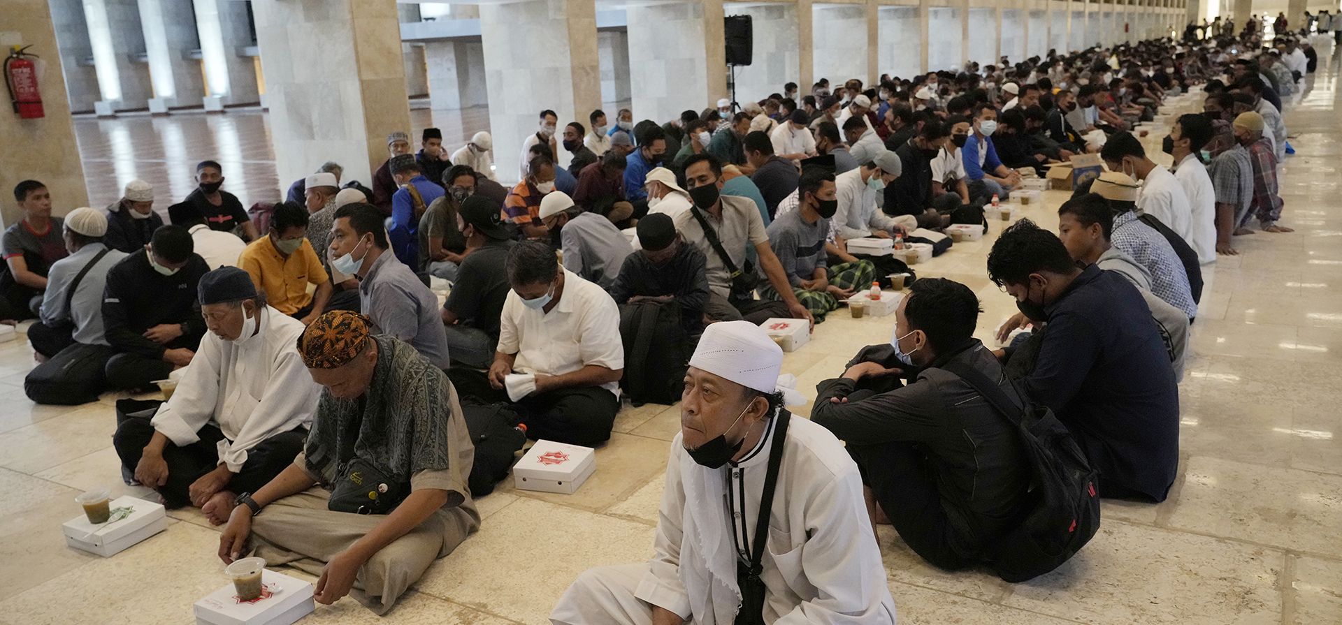 Musulmanes esperan el momento de romper su ayuno con comidas gratuitas en la Mezquita Istiqlal en Yakarta, Indonesia, el martes 5 de abril de 2022. Musulmanes de todo el mundo adhieren al Ramadán, el mes más sagrado del calendario islámico, donde se abstienen de comer, beber, fumar y tener relaciones sexuales desde el amanecer hasta el anochecer.
