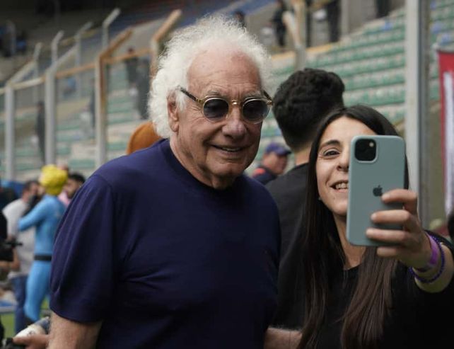 Hinchas de Newells ingresan al estadio La Pedrera, en una ciudad donde se alteró la rutina