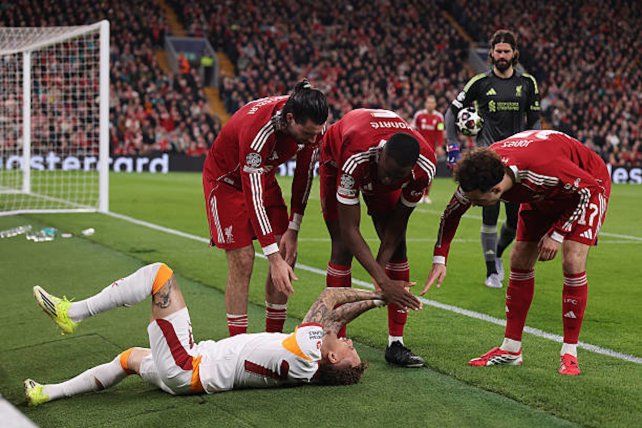 Un jugador del Galatasaray se enganchó un dedo en un cartel publicitario y sufrió una grave lesión