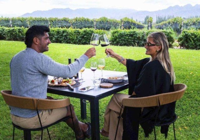 Un recorrido por una finca emblemática de Mendoza que propone una experiencia de relax y degustación de vinos.