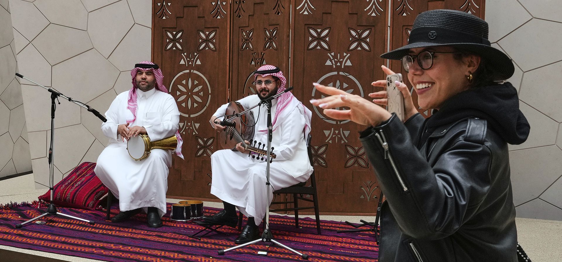 Un visitante baila al ritmo de la música interpretada en el pabellón de Arabia Saudita durante la Expo 2025 en Osaka, oeste de Japón, el martes 15 de abril de 2025. (Foto AP/Hiro Komae) Un visitante baila al ritmo de la música interpretada en el pabellón de Arabia Saudita durante la Expo 2025 en Osaka, oeste de Japón, el martes 15 de abril de 2025. (Foto AP/Hiro Komae)