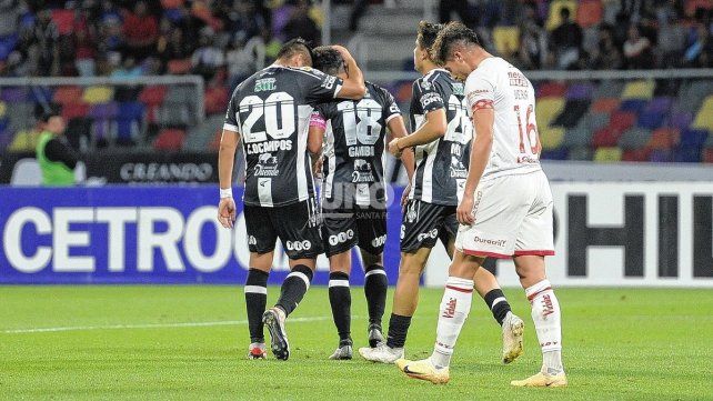 Unión perdió ante Central Córdoba y quedó en zona de descenso.