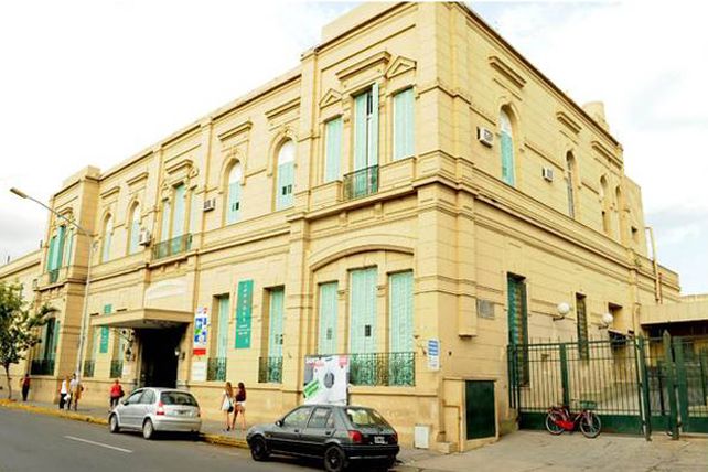 Le dispararon cuatro tiros a un agente del servicio penitenciario