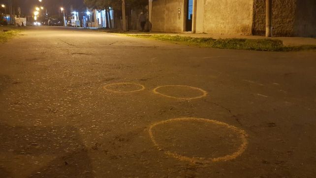 Miller al 1400. Las marcas en el piso indican los lugares donde los pesquisas levantaron las vainas servidas que había en el lugar.&nbsp;