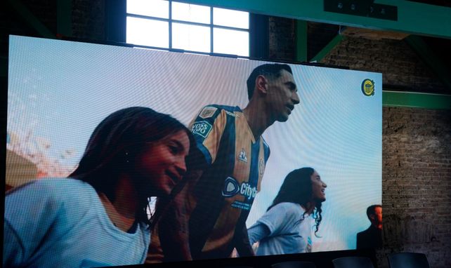 Antes de la conferencia se proyectó un video con imágenes de 2025 y Ángel Di María no podía falta.