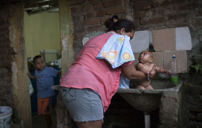 Penoso. Solange da un largo baño con agua fría a José