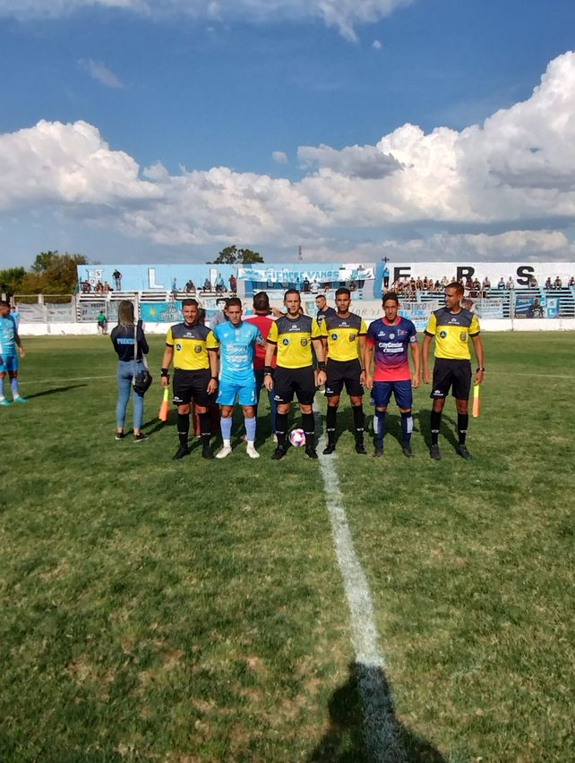 Los capitanes de ambos equipos con la cuaterna antes del inicio del partido.