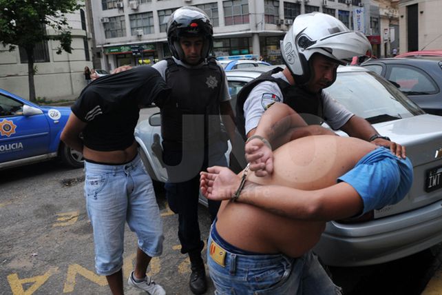 La policía persiguió y arrestó a dos ladrones por robar una moto en el centro