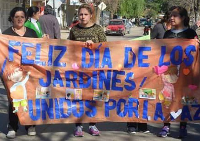Los chicos de Yapeyú festejaron paseando en bici por el barrio