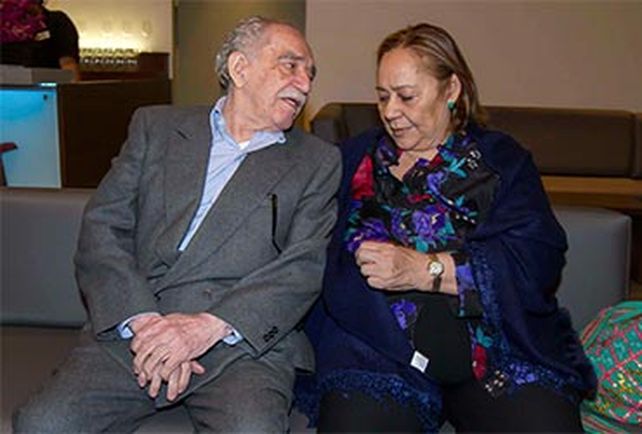La agencia mexicana Notimex publicó fotos en las que se lo ve al Nobel con un traje de color gris y camisa azul