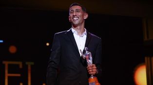 Ángel De Brito con el premio recibido este lunes por la noche después de un año jugando con la camiseta de Central.