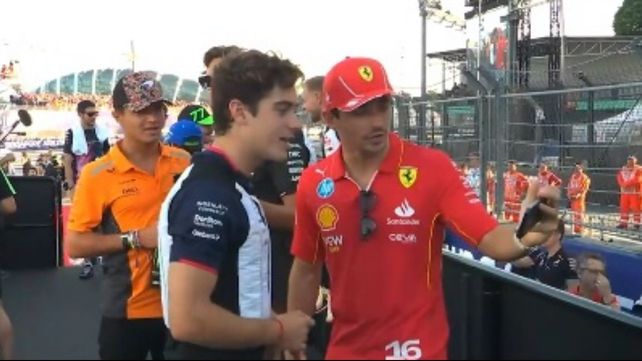 Colapinto junto a Leclerc, en el paseo previo por las calles de Marina Bay.