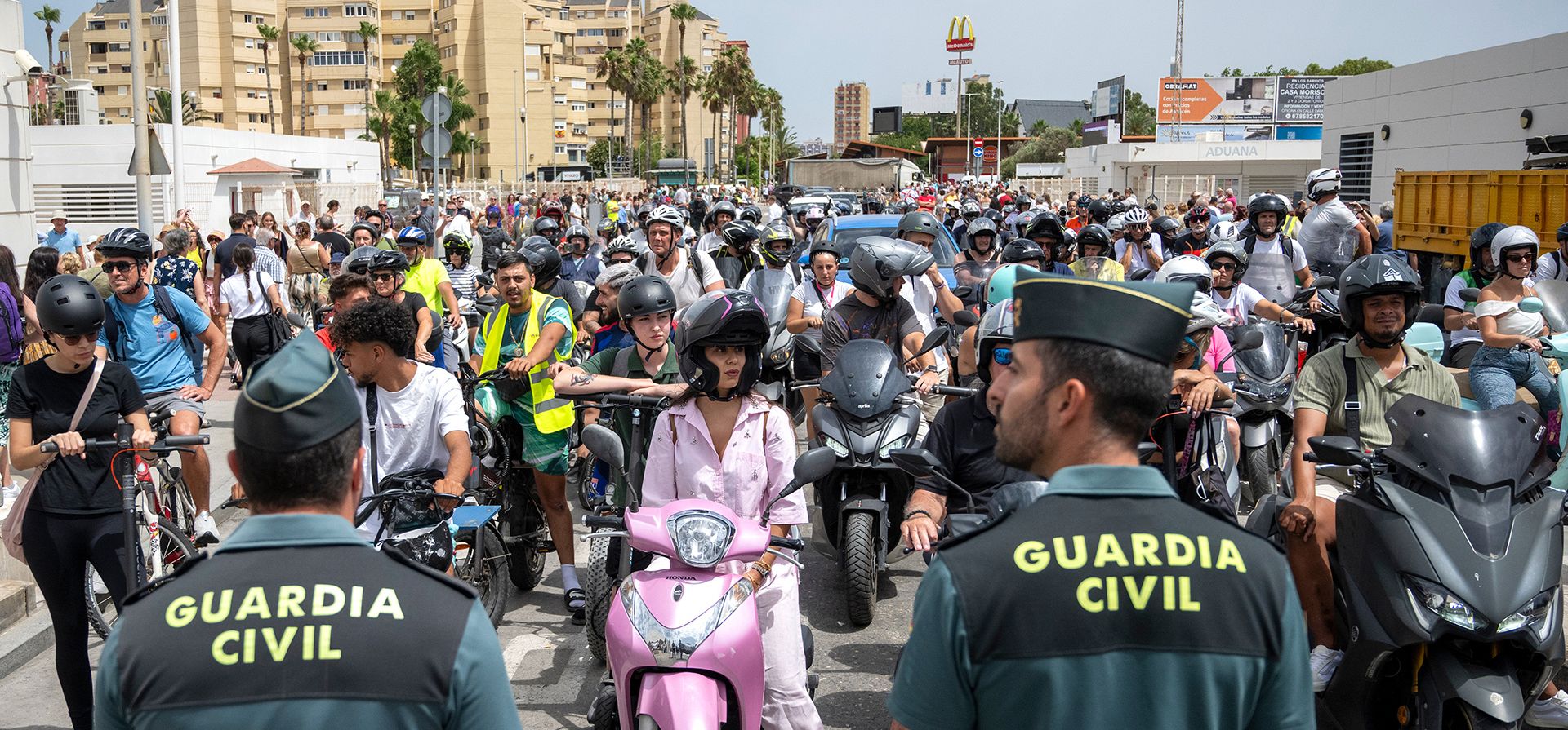 Automovilistas y motoristas cruzan la frontera entre Gibraltar y España en el primer día de libre circulación sin pasaporte bajo un nuevo tratado UE-Reino Unido en La Línea de la Concepción, España, el miércoles 15 de julio de 2026. (Foto AP/Marcos Moreno) Automovilistas y motoristas cruzan la frontera entre Gibraltar y España en el primer día de libre circulación sin pasaporte bajo un nuevo tratado UE-Reino Unido en La Línea de la Concepción, España, el miércoles 15 de julio de 2026. (Foto AP/Marcos Moreno)