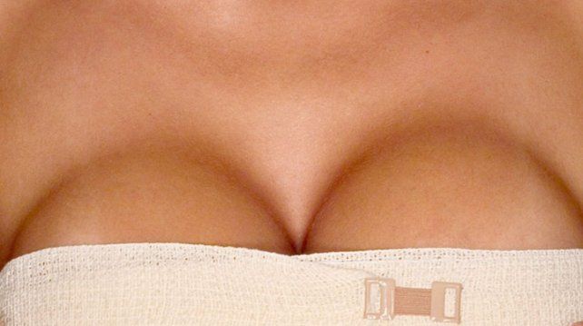 Una modelo enseña una técnica infalible para detectar si los pechos son falsos