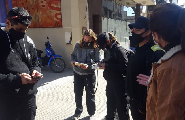 El municipio junto a la polic&iacute;a recorre La Peatonal realizando controles en comercios.&nbsp;