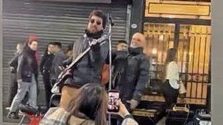 Valeria Lynch sorprendió en Corrientes: se sumó a una banda callejera que tocaba un clásico de Attaque 77