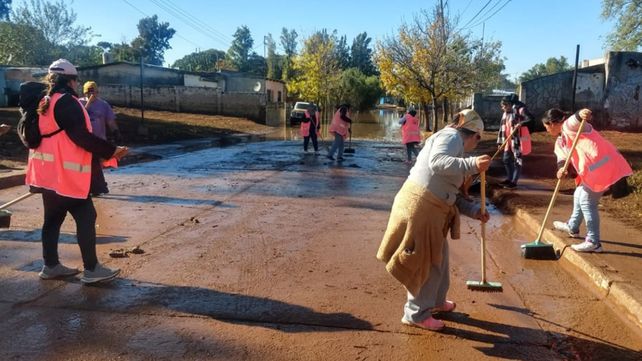 Concordia: baja el río Uruguay e inició la limpieza