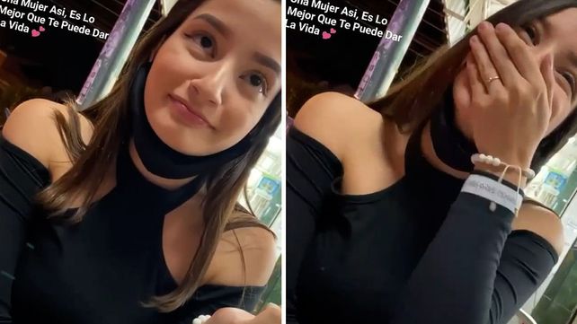 La chica se emocionó ante la invitación que le hizo su novio.