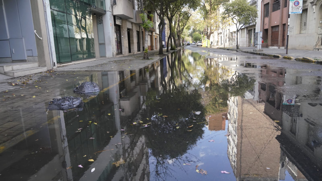 Zeballos y Balcarce, un espejo de agua potable tras el robo de dos medidores. 