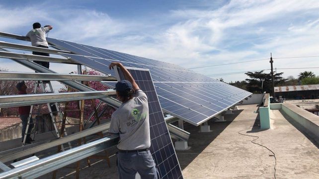 No hay una certificación oficial vigente en Argentina para convertirse en instalador de paneles fotovoltaicos.