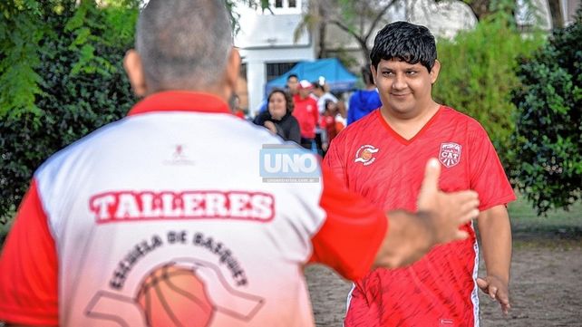 Escuela Amigos. Jugadores con discapacidades practican básquet en Talleres y viven la vida de la institución.