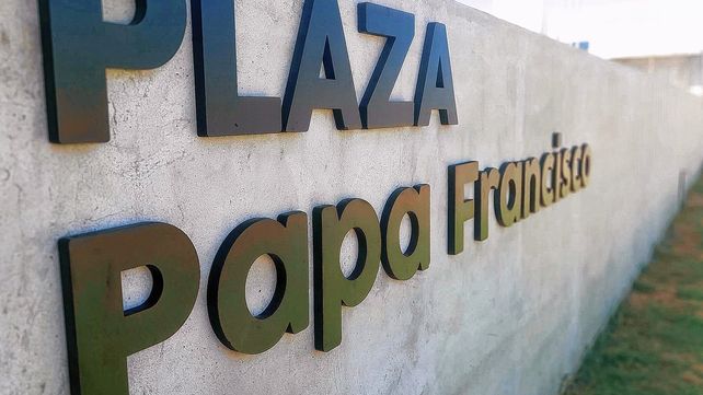Villa del Rosario: colocaron busto del Papa Francisco en una plaza