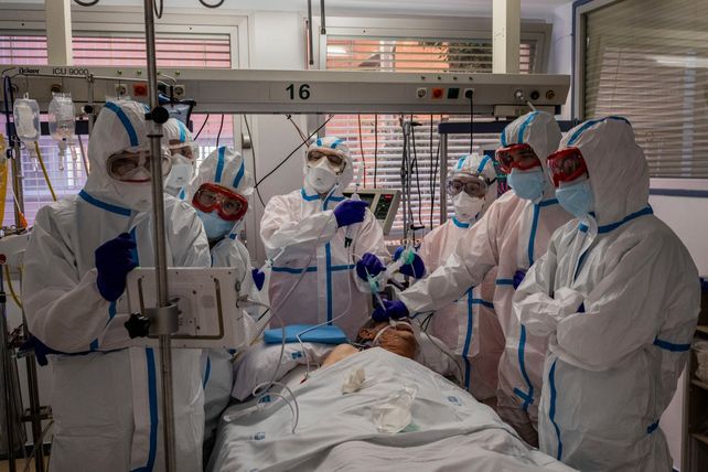 Un paciente es atendido en el hospital Severo Ochoa de Leganés