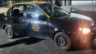 Atacaron a balazos un auto pintado como taxi